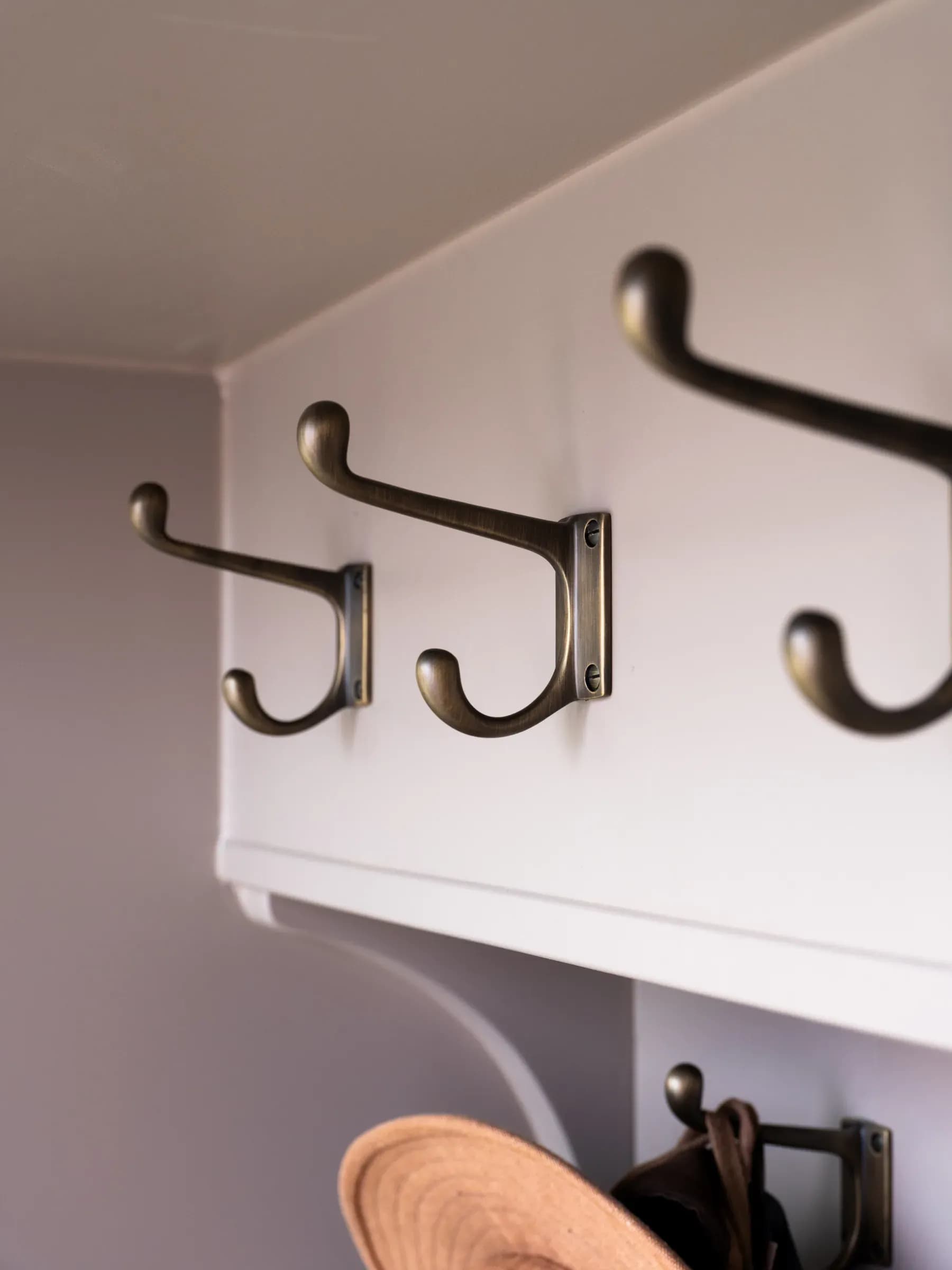 Handleless Traditional Mapesbury Kitchen — image 1