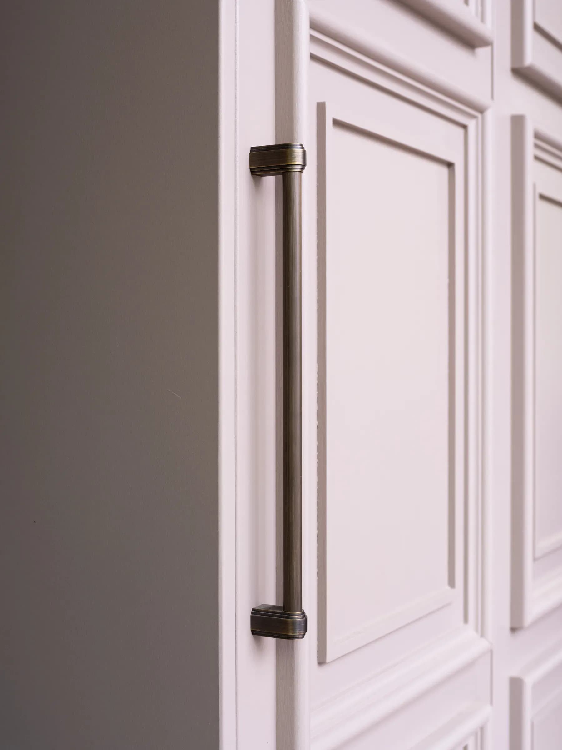 Handleless Traditional Mapesbury Kitchen — image 2