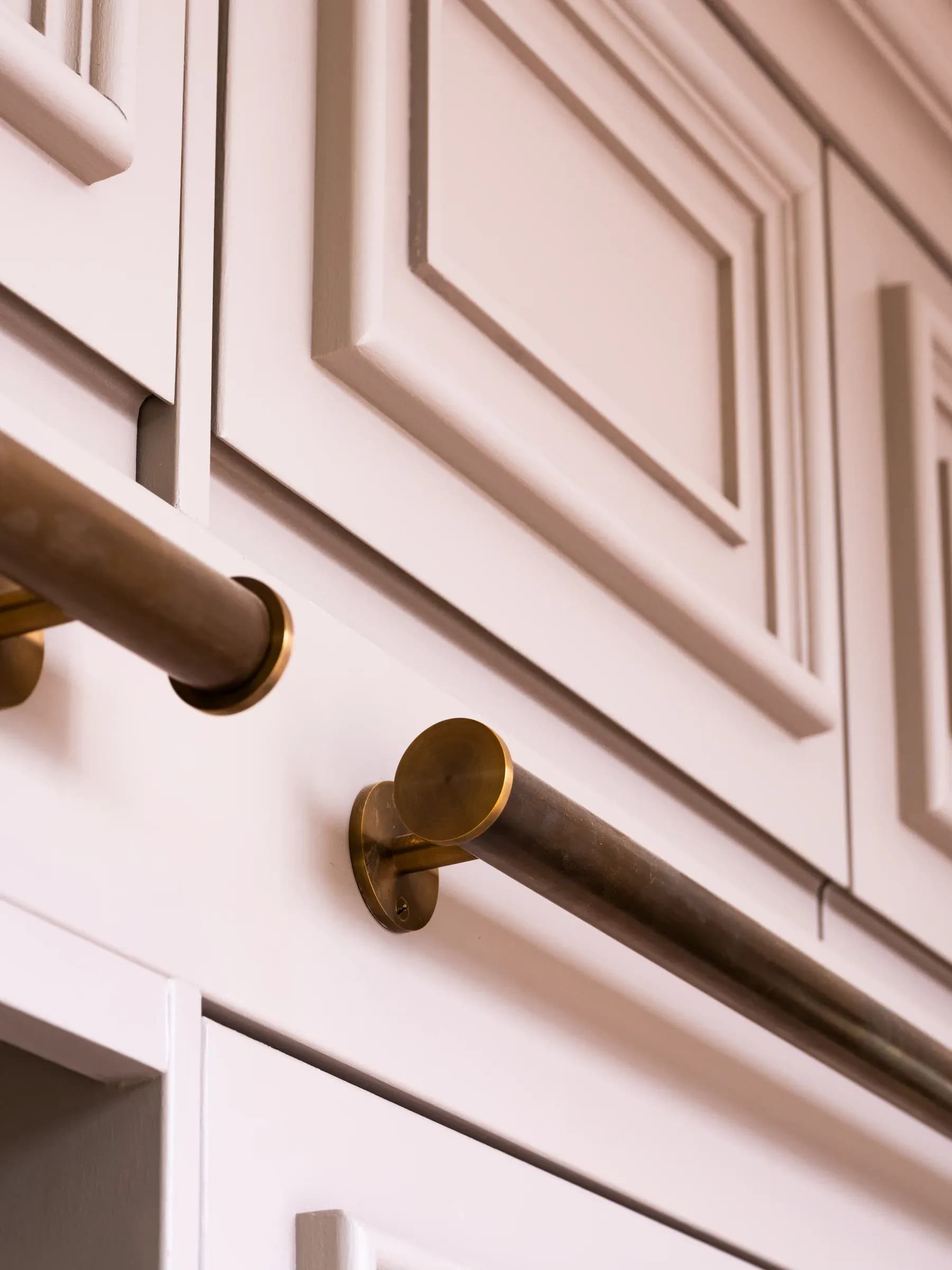 Handleless Traditional Mapesbury Kitchen — image 3