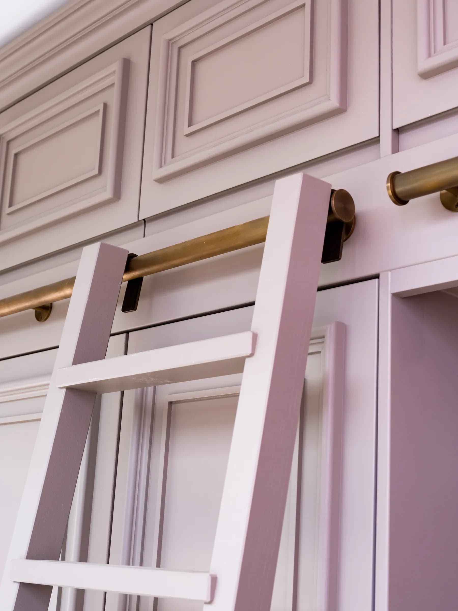 Handleless Traditional Mapesbury Kitchen — image 4