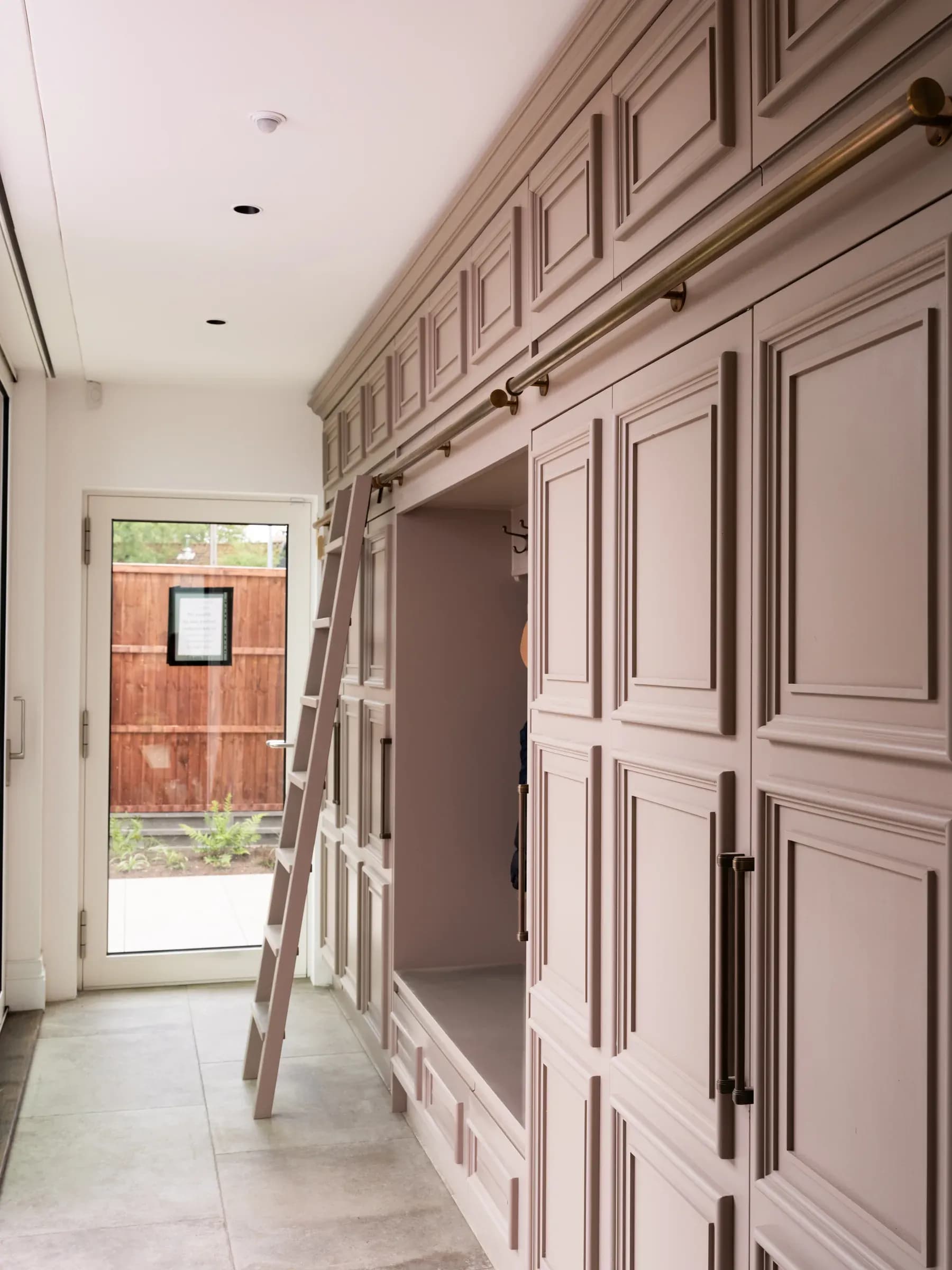 Handleless Traditional Mapesbury Kitchen — image 6